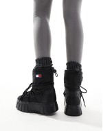 hybrid flatform snow boots in black