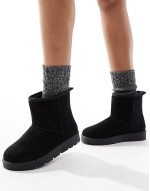 cosy ankle boots in black