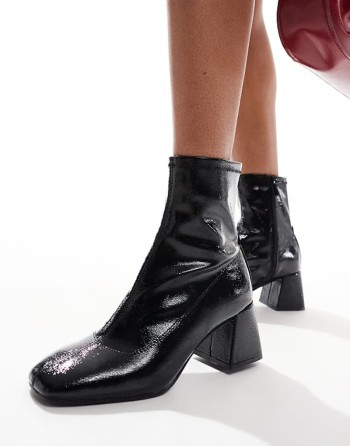 heeled boot in patent black