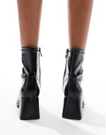 heeled boot in patent black