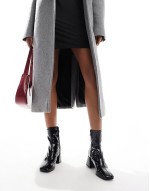 heeled boot in patent black