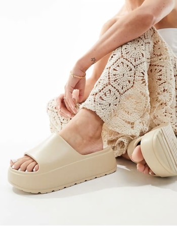 Freedom cleated flatform slider in off-white