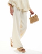 sandals with straps in natural raffia